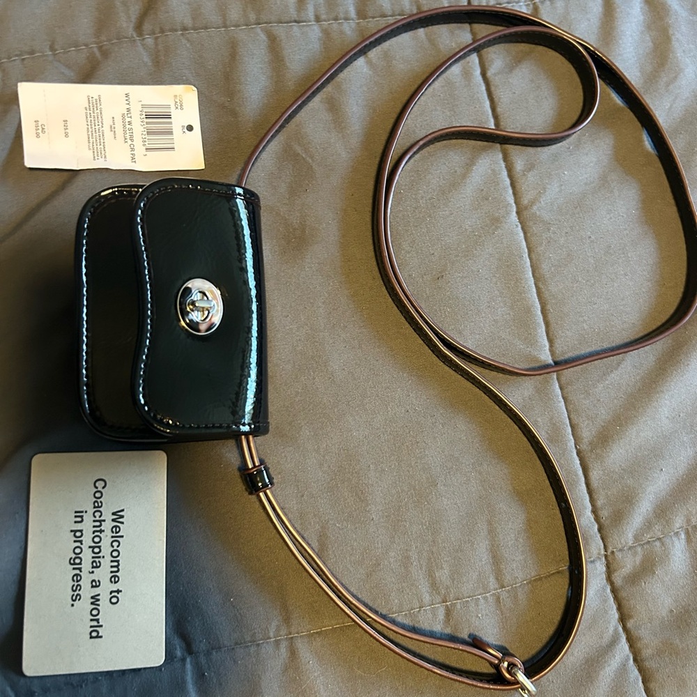 Coachtopia Wavy Wallet
In Crinkle Patent Coachtopia Leather